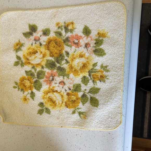Vintage  3  Cotton Fieldcrest Floral washcloths! Good shape! - Picture 2 of 3